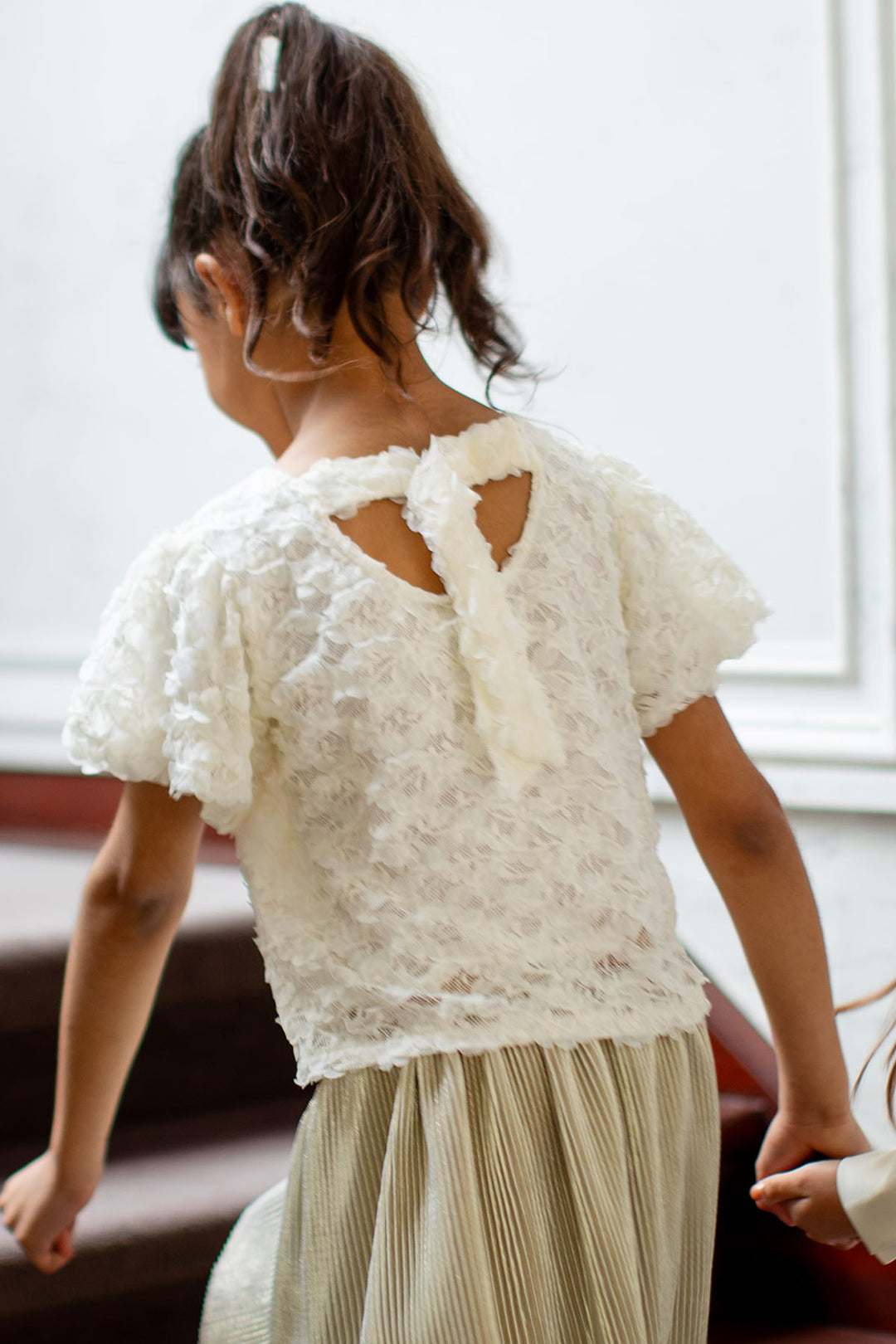 Top woven with balloon sleeves and bow on the back Off white