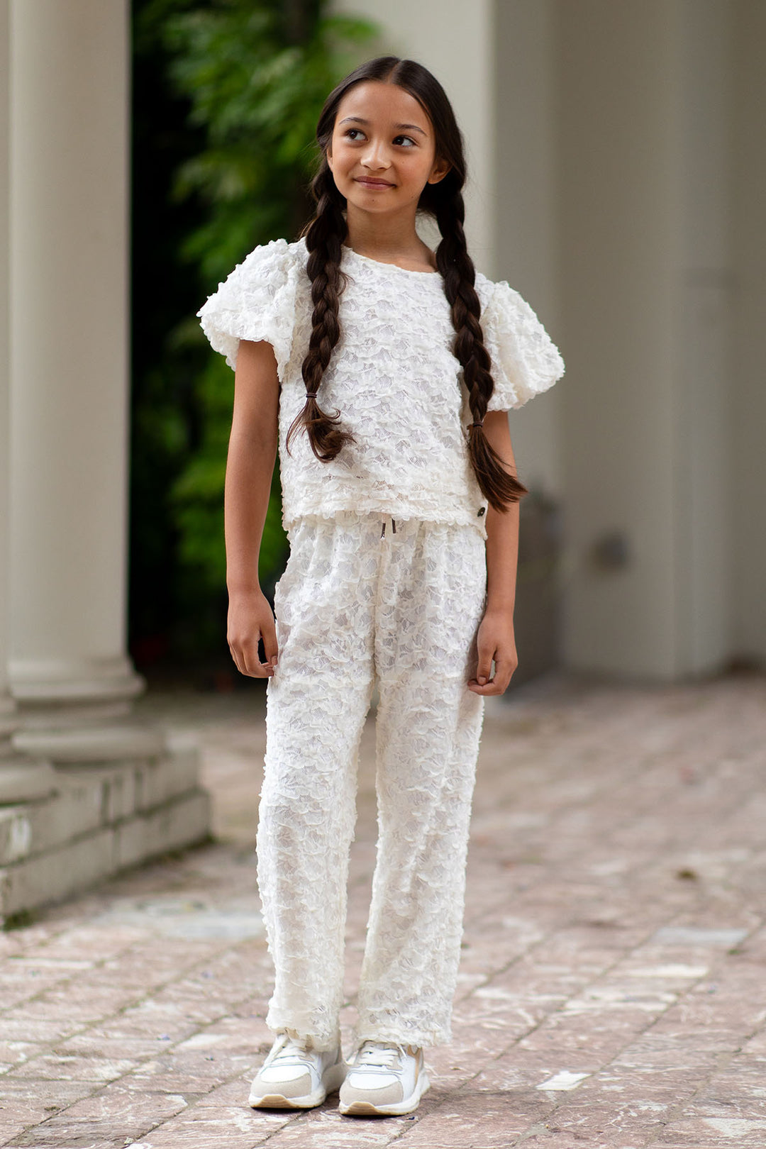 Top woven with balloon sleeves and bow on the back Off white