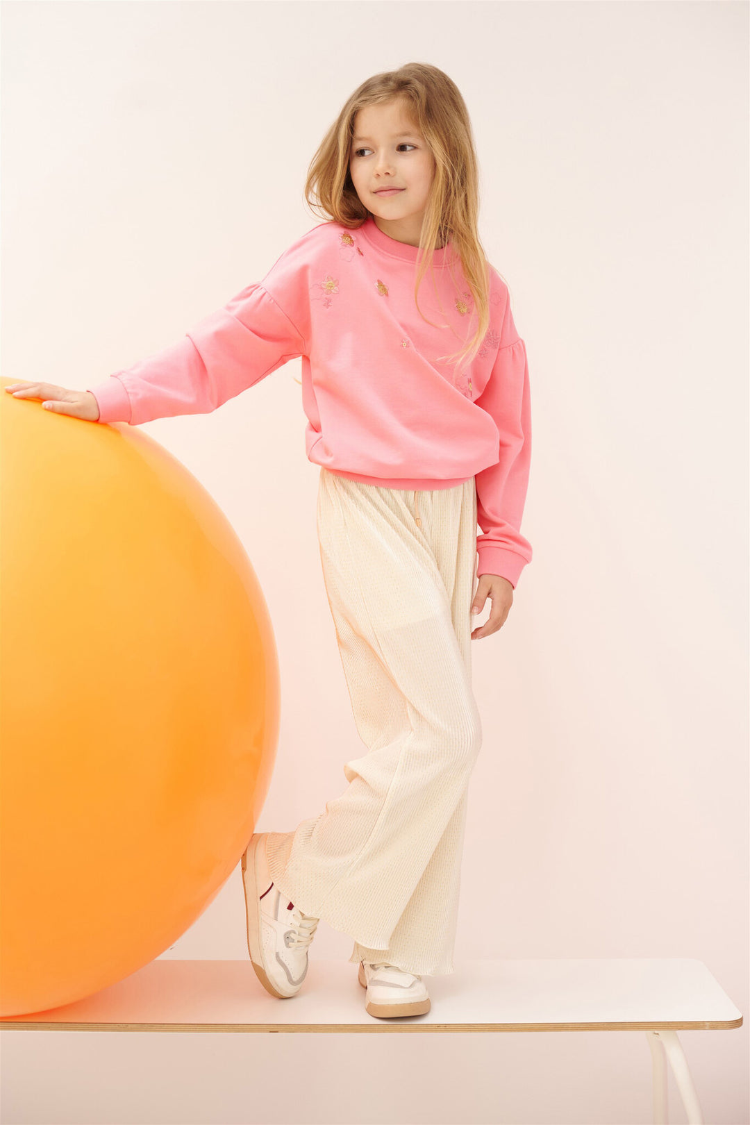 Pullover Kimas mit Schmetterlings- und Blumenstickerei auf der Brust Sparkle Rose