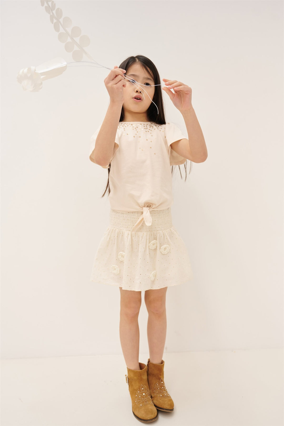 T-Shirt Kate mit Knoten und Wasserfall-Pailletten Perlmutt-Elfenbein