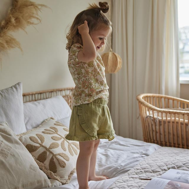 Kurze staubgrüne - 05 Mädchen frisch