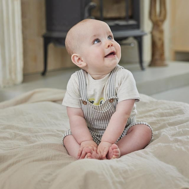 Latzhose Dusty Green - 05 Jungen springen herum