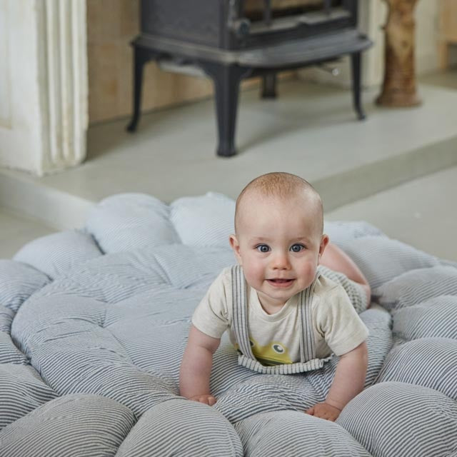 Latzhose Dusty Green - 05 Jungen springen herum