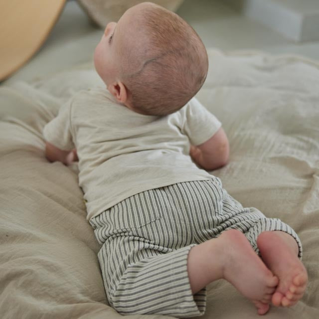 Hose Dusty Green - 05 Jungen springen herum