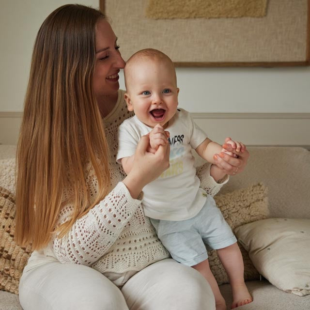Kurz Hellblau - 05 Jungen springen herum