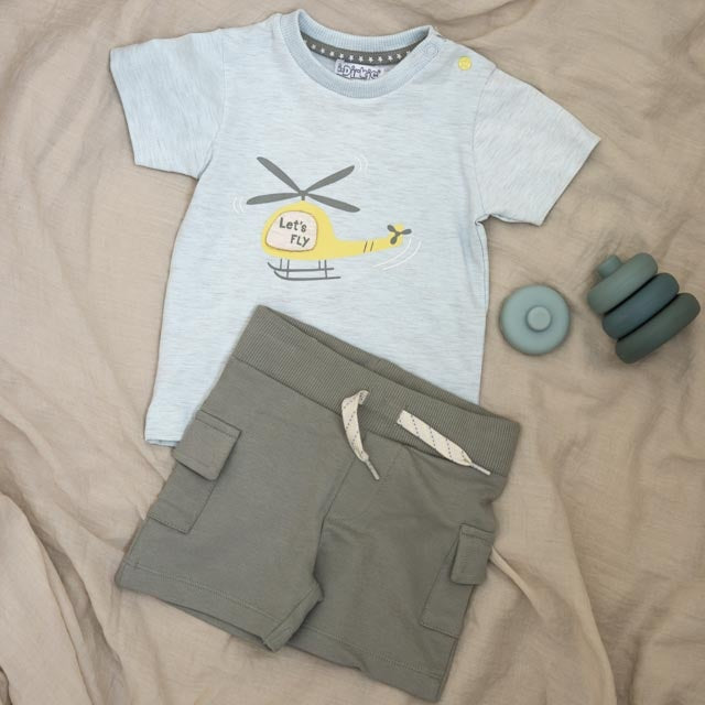 Kurz Staubgrün - 05 Jungen springen herum