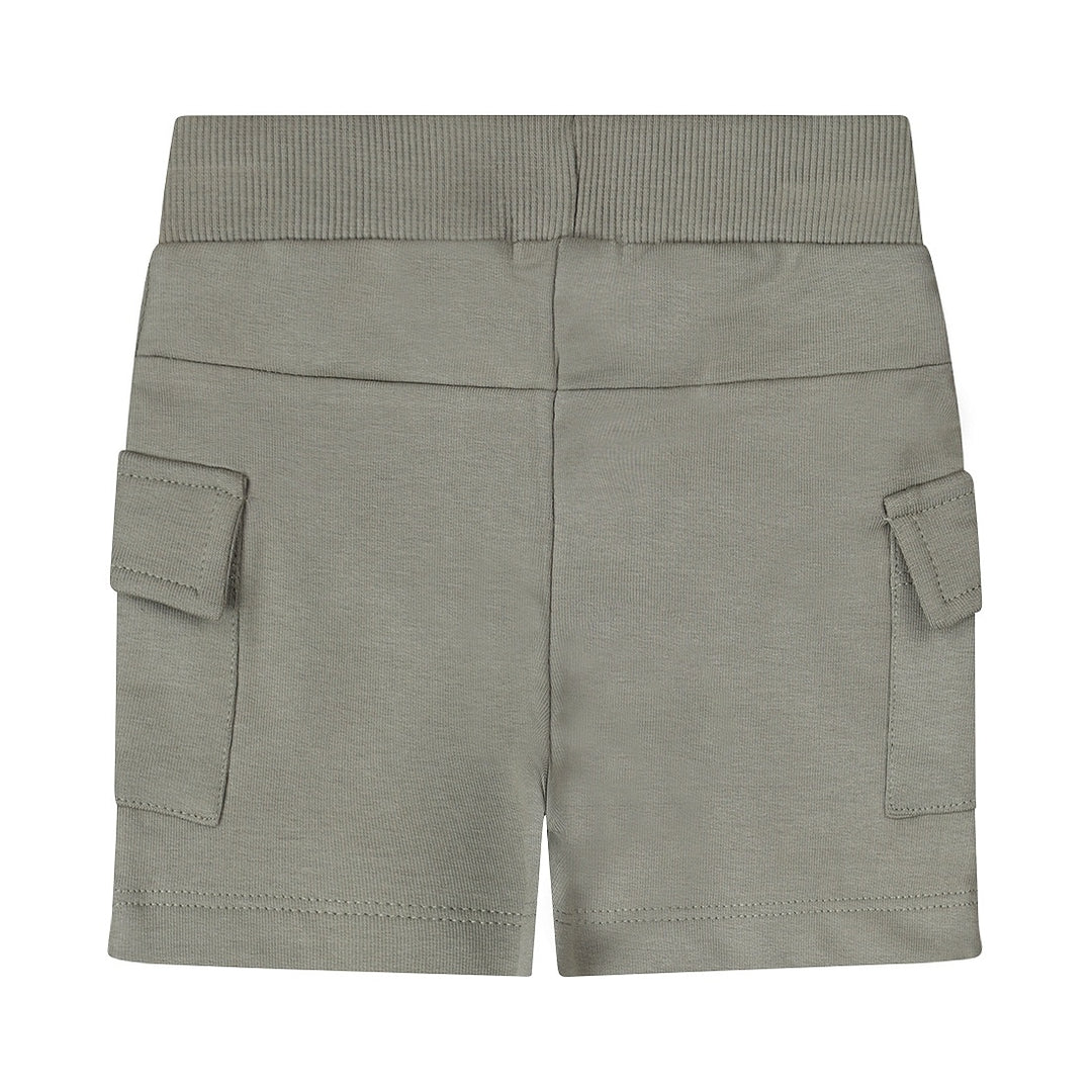 Kurz Staubgrün - 05 Jungen springen herum