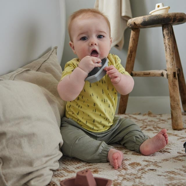 Jogginghose Dusty Green - 05 Jungen springen herum