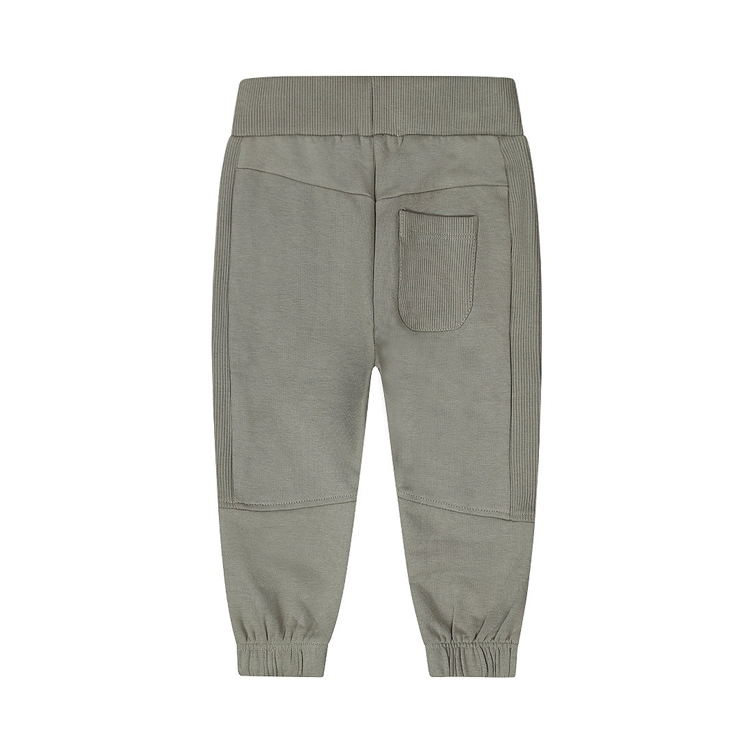 Jogginghose Dusty Green - 05 Jungen springen herum