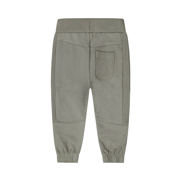 Jogginghose Dusty Green - 05 Jungen springen herum