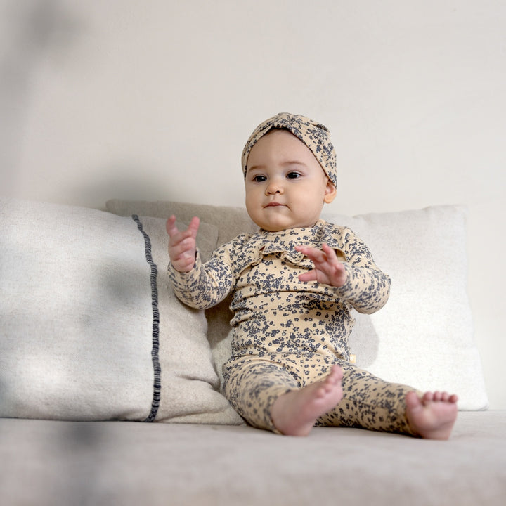 2 - Delig setje + mutsje Dark sand - love